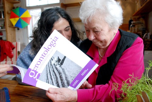 Ines Byman hämmästyi omaa kuvaansa Gerontologia-lehden kannessa. Andrea Vannucchi on kuvannut Ineksen perunapellolla viime keväänä.