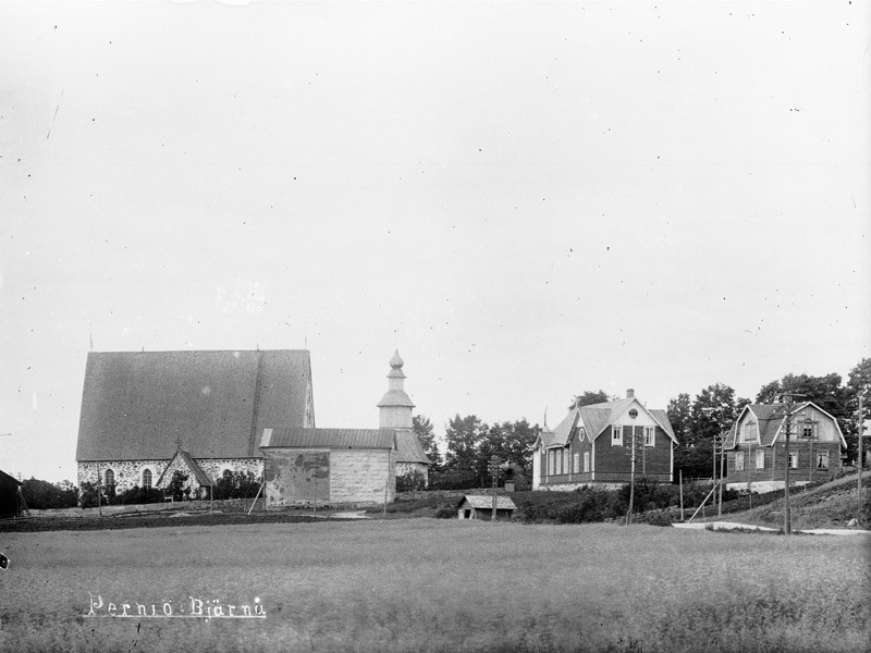 Vanhaa Perniötä. Kuvakulma nykyisen lukion tienoilta pohjoiseen. Vasemmalla vanha kymmenysaitta ja kuvan oikeassa reunassa vanha seurakuntatalo ja ns. Westerlingin huvila. Viimeksi mainittu on nyt Kuosan huvila.