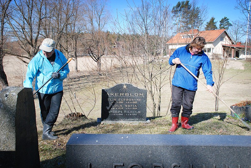 Ritva Enqvist ja Aira Timonen aloittivat Särkisalon hautausmaan kevättyöt haravoinnilla.