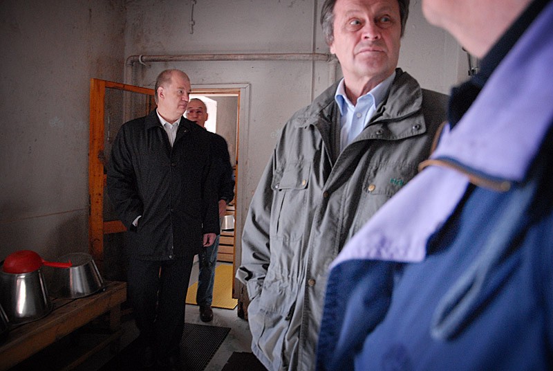 Kaupunginjohtaja Antti Rantakokko (vas) ja Salon veden toimitusjohtaja Alpo Pauna tutustuivat Teijon kyläsaunaan viime viikolla. Taustalla kyläyhdistyksen Jarkko Salmivaara.