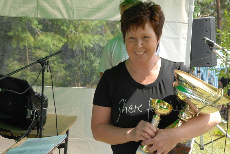 Katri Karimo sai vastaanottaa vuoden särkisalolaisen palkinnon.