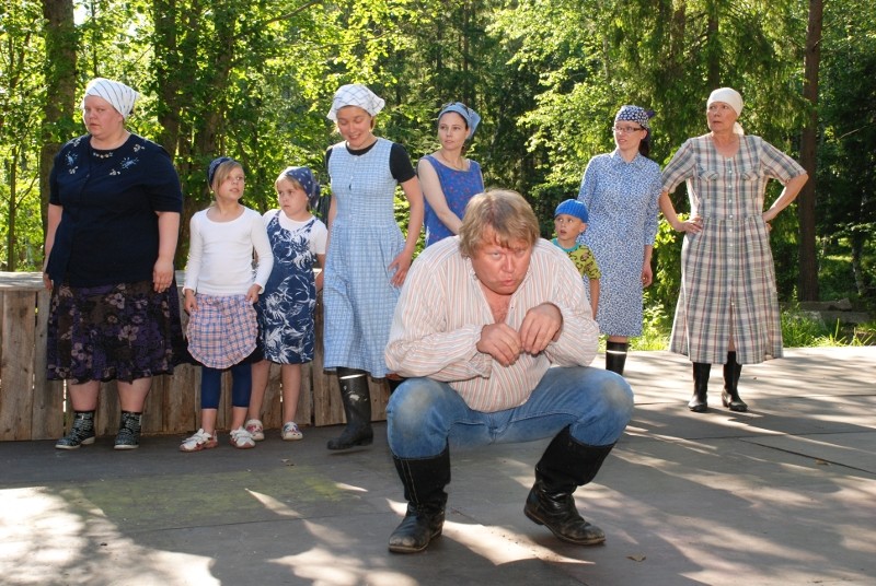 Myös tänä vuonna pääosan Kirakassa näytellyt Jyrki Nurmi aloitti mittavan pääosauransa, kun Rosvo-Roopen pääosan esittäjä lähti pois viime tipassa ja vei myös sävellykset mukanaan.