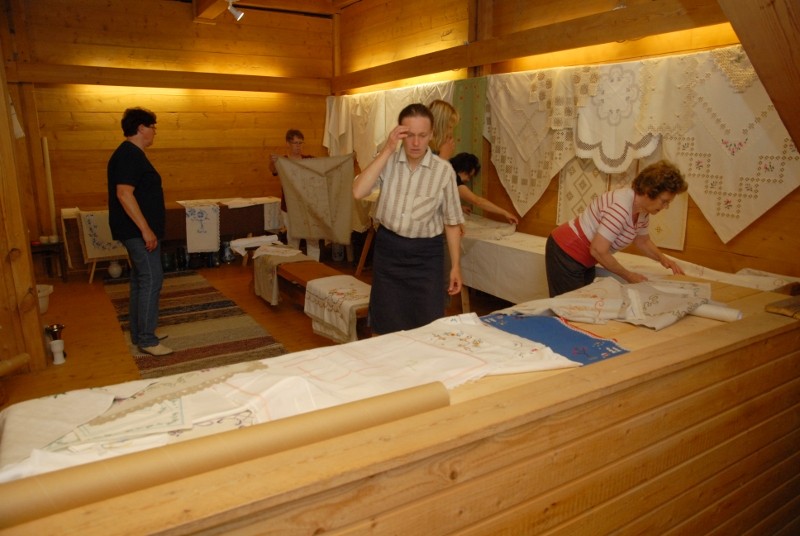 Lainamakasiinissa oli maanantaina silitysraudat kuumina, kun kauniit kirjotut liinat haluttiin sileinä seinille.