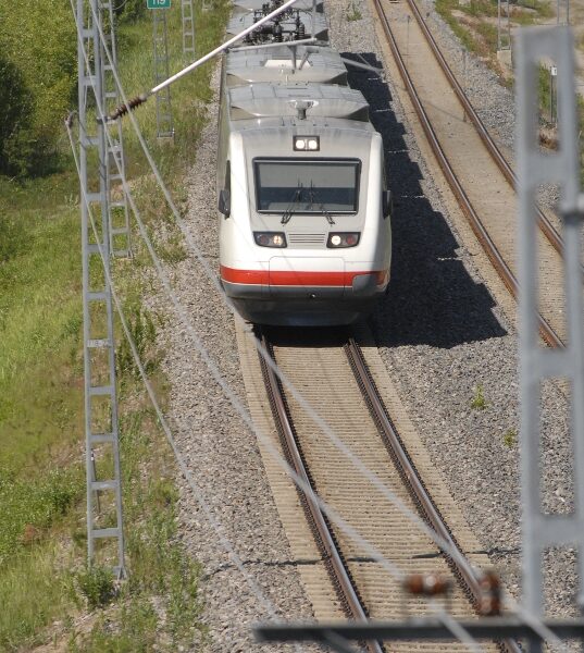 Lemunsuolla korjataan Rantarataa reilun parin viikon päästä. Samalla valmistellaan kuvassa Pendolinon takana olevan osuuden siirtoa vanhalle ratalinjalle.