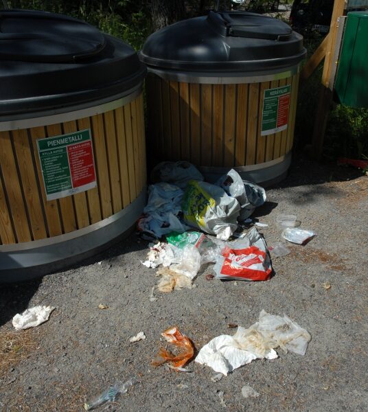 Matildan jätekeräyspiste pursotti viime viikolla tähän tapaan.