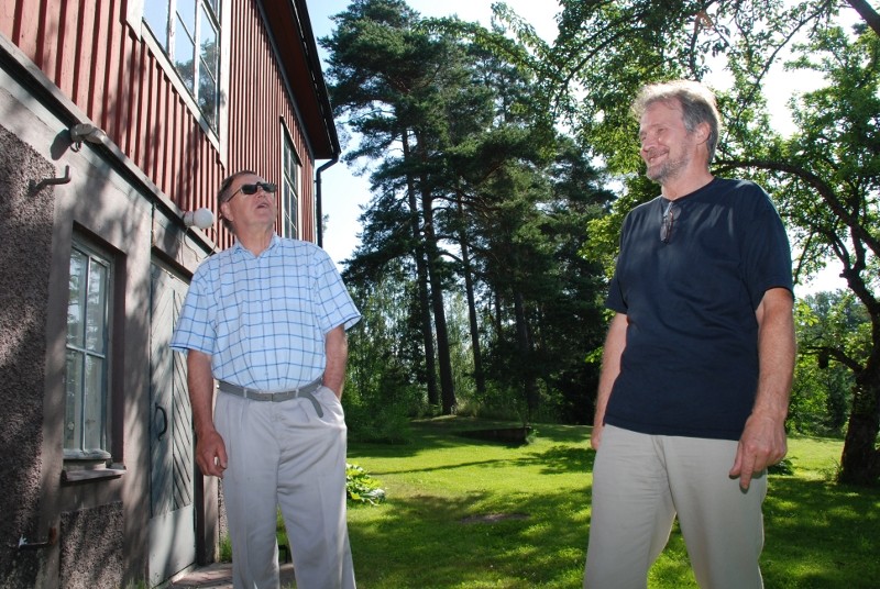 Juha Nyman ja Seppo Willgren katsastivat viime viikolla, minne näytille tulevat veneet Villa Tallbackan pihalle sijoitetaan.