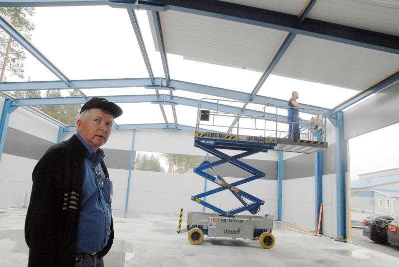 Teijo-Talojen tehtaalla viimeisteltiin teräshallia maanantaina. Lasse Ojanen kertoo, että osa hallista kulkee Kokkolaan noin vuorokaudessa.