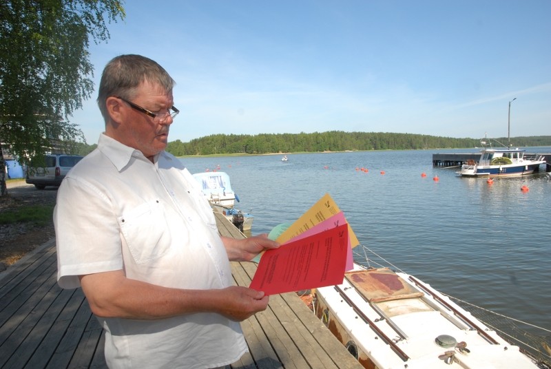 Punaista uimakieltolappua ei terveystarkastaja Erkki Virtanen ole tarvinnut seudun uimarannoille asetella. Turkoosinvärinen infolappu on riittänyt.