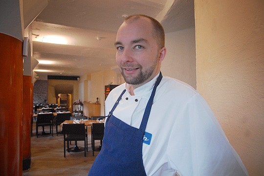 Jännittääkö ravintoloitsija Janne Juvosen ystäviä kutsua kokki päivälliselle? - Olen miettinyt, että kovin harvoin kutsutaan syömään, Juvonen naureskelee.