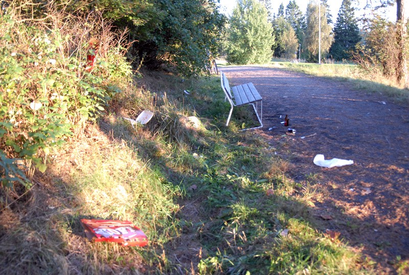 Illanvieton jälkiä keskuskentän penkalla.