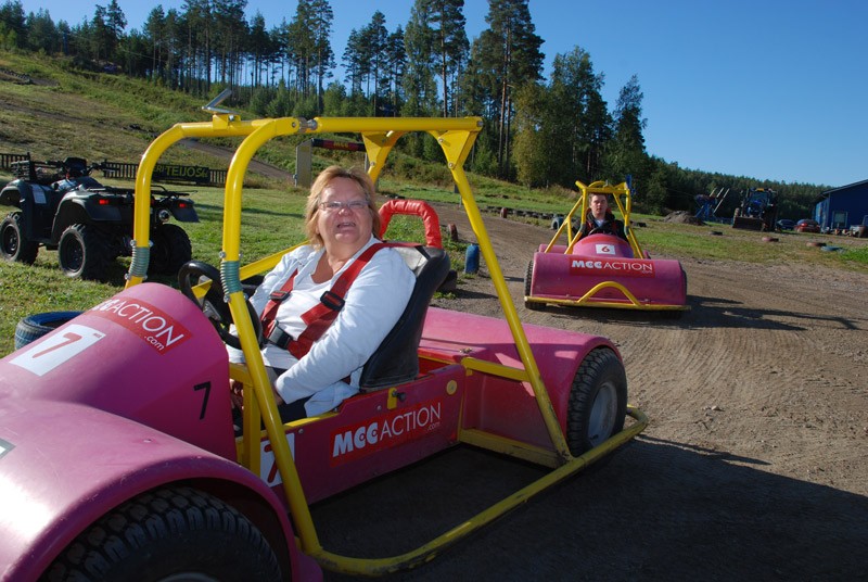 Rinneautoiluun tutustunut Kirsti Forsbom ihaili aluksi vain maisemia, mutta kiihdytti lopulta kierros kierrokselta kovempaa.