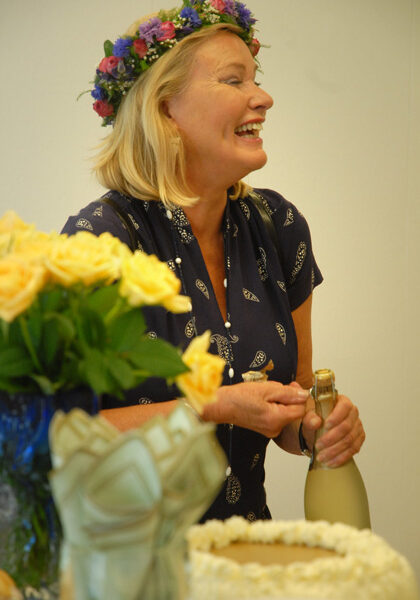 Arja Niinistö-Alanteen viimeistä työpäivää vietettiin kuohujuoman ja kakun merkeissä.