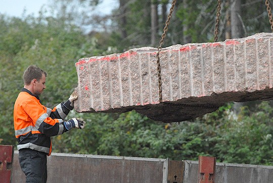 Autonkuljettaja Aapo Kosonen ohjaili graniittipaaden laskeutumista nosturin varassa lavalle.