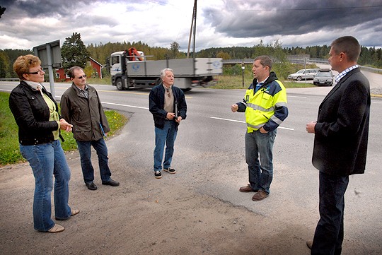Kantatie 52:n ongelmaristeyksiin tutustui viime viikolla Tiehallinnon aluevastaava Markus Salminen (kesk). Paikkoja esittelivät kaupunginhalliituksen Elina Suonio-Peltosalo (vasemmalla), eläkeliton Eero Patrakka, kyläyhdistyksen Kari Sainio ja oikealla Lehmijärventien tiekunnan Olli-Pekka Laakso.