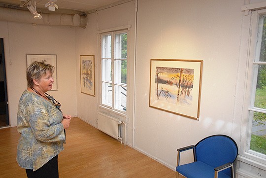 Helena Sundbergin maalauksissa on taltioituna saariston kesä.