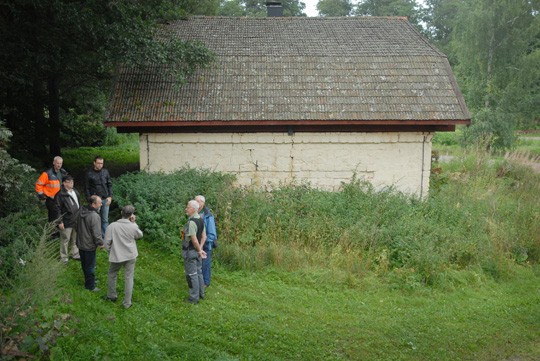 Kyläyhdistyksen mietteissä olisi päästä karsimaan turhaa kasvillisuutta vanhan pajan ympäriltä ja tuntumasta.