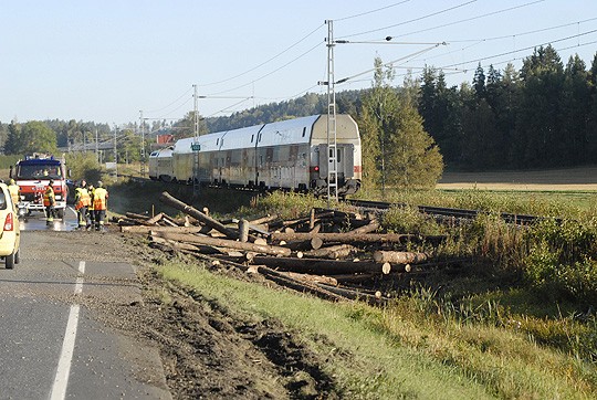 Tukkiauton perävaunun lasti levisi tielle, penkalle ja osin junaradalle asti.