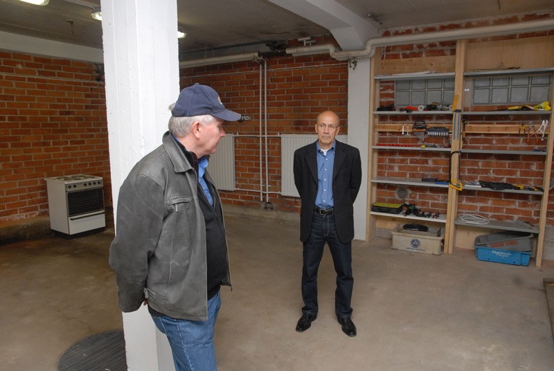 Lasse Ojanen ja Markku Koskinen esittelevät vanhaan autotalliin kunnostettua protopajaa. Tilat olivat tiistaina valmiina käyttäjien tulla.