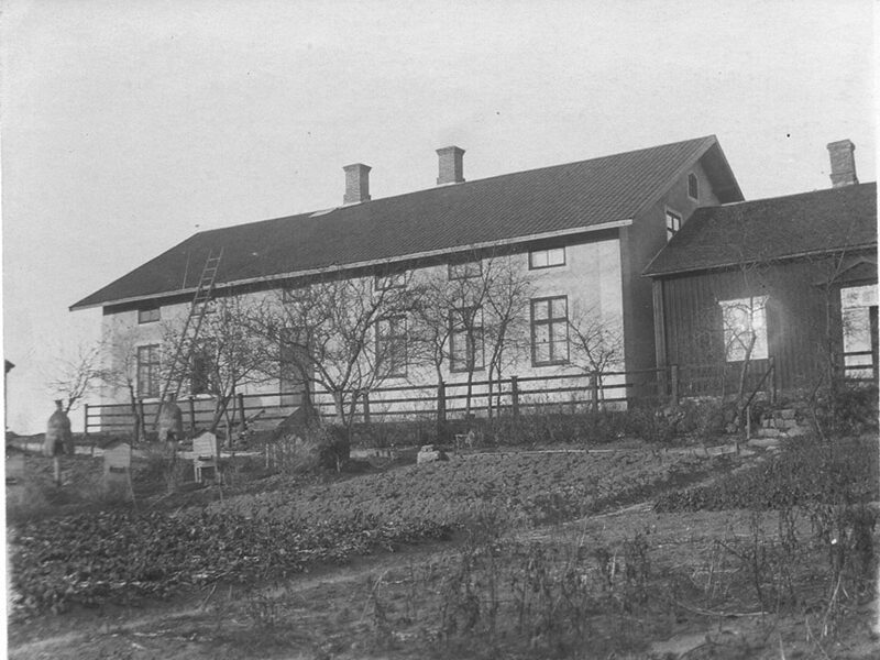 Teijolaisten opiskelu alkoi aikoinaan keskellä kylää mäen päällä. Oikealla kauan käytössä ollut Marklundin koulu. Vasemmalla kivinen Päivölä, jonka rakentaminen epäonnistui. Kuva Antero Peijosen postikorttikokoelmista.