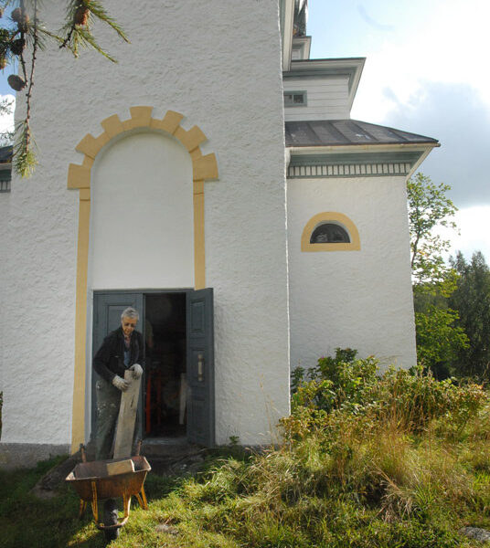 Teijo kirkon korjauksissa ollaan loppumetreillä eli siivouksessa: Hannu Paunila heitteli puutavaraa kottikärryihin viime viikolla.