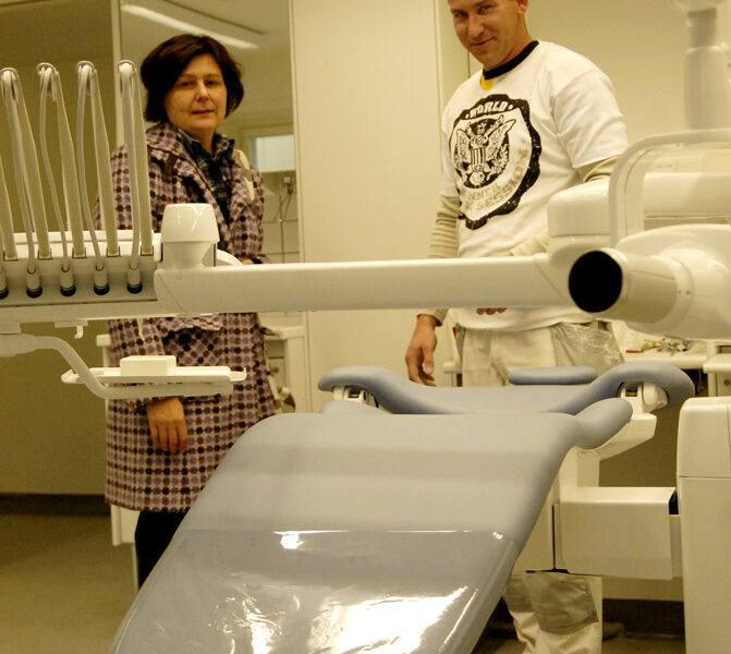 JOhtava hammaslääkäri Kirsi Peltola-Haavisto odottaa, että arki uusitussa hammashoitolassa alkaa sujua. Maalari Petri Antinoja oli perjantaina viimeistelytöissä.