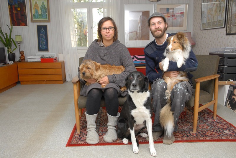 Janu ja Marjo Kiviniemi vaihtoivat Raunistulan Lupajaan vanhaan hirsitaloon, jossa kolmelle koiralle riittää tilaa. Kuvassa koirat Vertti, Aura ja Tuutti isäntiensä kanssa.