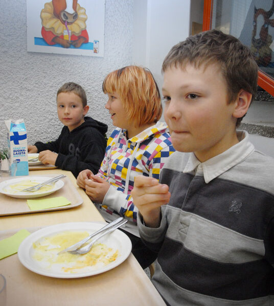 Lihapullien päälle pureskelivat pastillit tiistaina viidesluokkalaiset Robin Laukonlinna, Janniina Haapaniemi ja Jan Grönroos