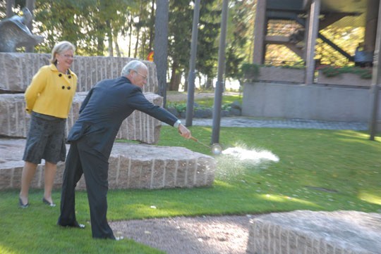 Kuningas Kaarle XVI Kustaa vihki Elisabeth Sageforsin osuuden vuoden 1809 muistomerkistä.