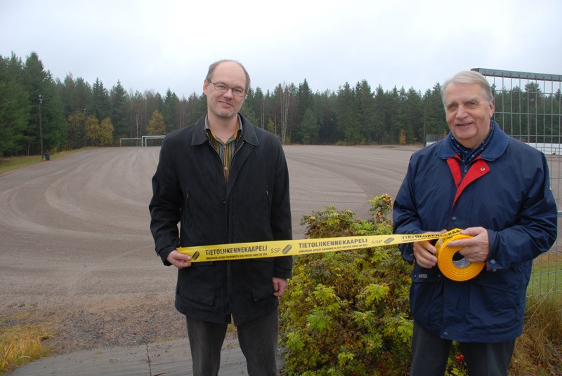 Kisojen pääsihteeri Juha Willgren ja teknillinen delegaatti Pekka Paakkanen hakivat tiistaina kisojen sponsorilta puolentoista kilometrin verran reittien merkkausnauhaa. Lähtö ja maali sijaitsevat Melassuon hiekkakentällä.