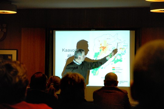Kaavoitusinsinööri Timo Alhoke esitteli Salon kaavoitettuja alueita kartan avulla.