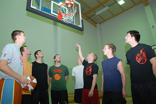 Uusi miehistö oli yhteistreeneissä perjantaina: vasemmalta Niilo Merilä, Kusti Räsänen, Kimmo Tuomi, Vesa Lehtonen, Juho Peltola, Tomi Himberg, Valtteri Valjanen, Juhana Melkkilä. Kuvasta puuttuvat Tuomas Järvinen ja Janne Savolainen.