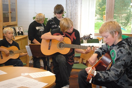Emil Korpi, Juho Virpo, Lasse Hilska, Joonas Karimo ja Simo Siltanen treenasivat kitaransoittoa.