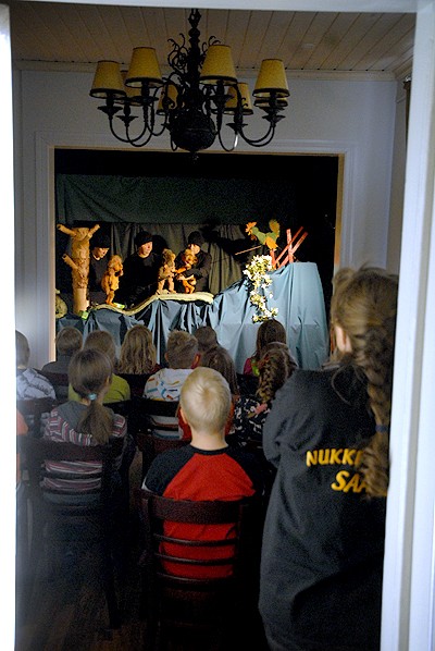 Nuketterin sali täyttyi tiistaiamuna Saurun koulun oppilaista. Esiintymässä nukketeatteri Saara.