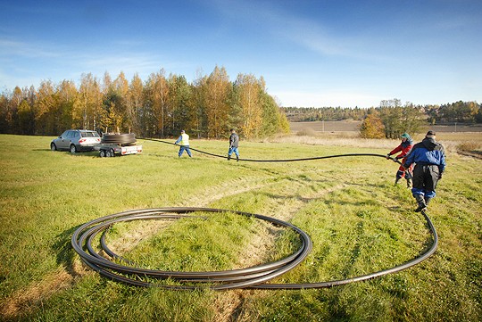 Pääristen jätevesiosuuskunta viemäröi myös viljavaraston. Varastolle menevää putkea purkivat kiepiltä tiistaina Eero Lepistö, Tauno Hakola, Raimo Taimela, Risto Keränen ja auton puikoissa Timo Korpinen.