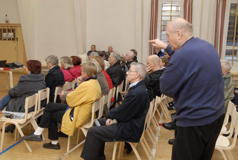 Kalle Lönnqvist kysyi, eikö kaupungista löydy työntekijöitä vetämään jätevesihankkeita.