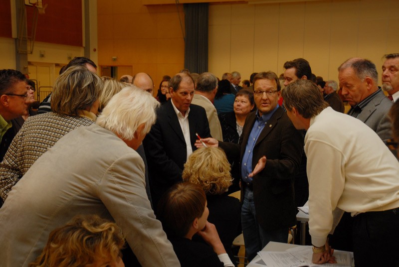 Jäteasiaa käsiteltäessä valtuusto piti neuvottelutauon. Demarien keskustelua vetämässä Antero Leppänen.