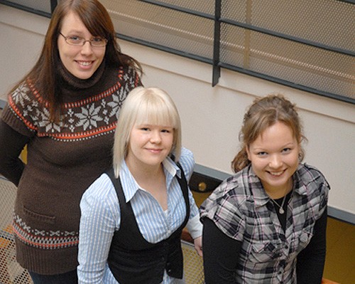 Anniina Haavisto, Milla Hänninen ja Annika Björkqvist kertovat, että lääkityksissä tulee helposti päällekkäisyyksiä, jos potilas käy esimerkiksi useammalla lääkärillä ja käyttää myös käsikauppalääkkeitä.