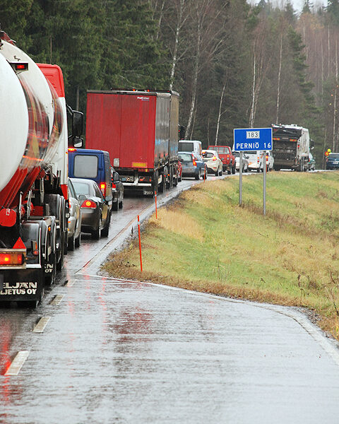 Betonin siivoaminen ruuhkautti liikennettä.
