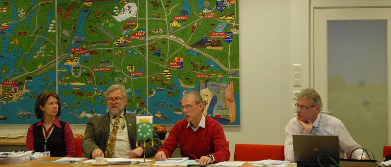 Raaseporin talousarvion lukuja pöydän takana esittelemässä oli tiedottaja Citha Dahl, kaupunginjohtaja Mårten Johansson, halituksen puheenjohtaja Ulf Heimberg ja kaupunginkamreeri Thomas Karlsson.