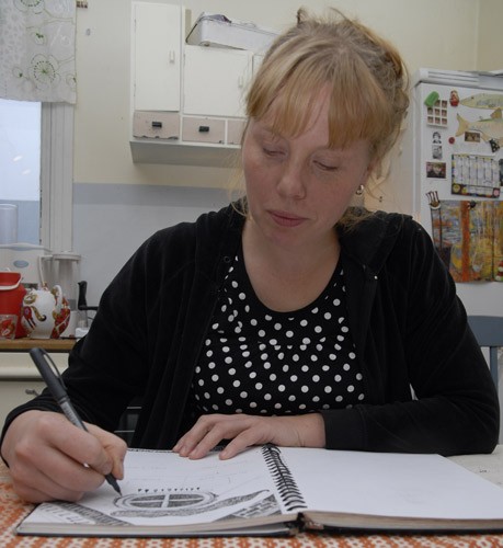 Jenny Eräsaaren työhuone kuvitustöitä tehdessä on hänen maalaistalonsa lämmintupa