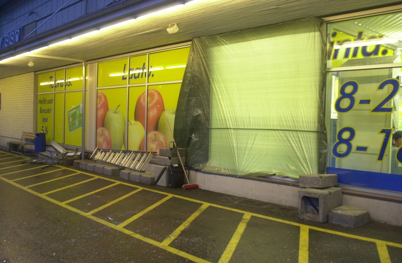 S-Marketin ikkunaa peitti perjantai aamuna pressu.