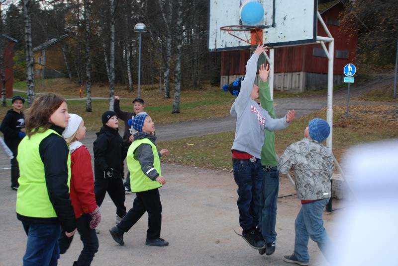 Kirkonkylän koulun pihalla pelattiin koripalloa Shgipdone De Zeqirin ja Lauri Leikkosen johdolla