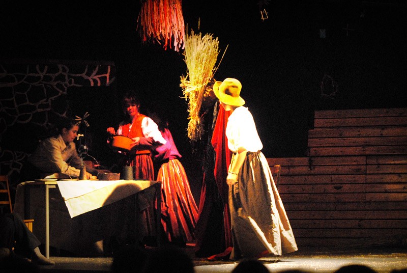 Kekripukki tuli lavalle komeassa olkinaamiossa.