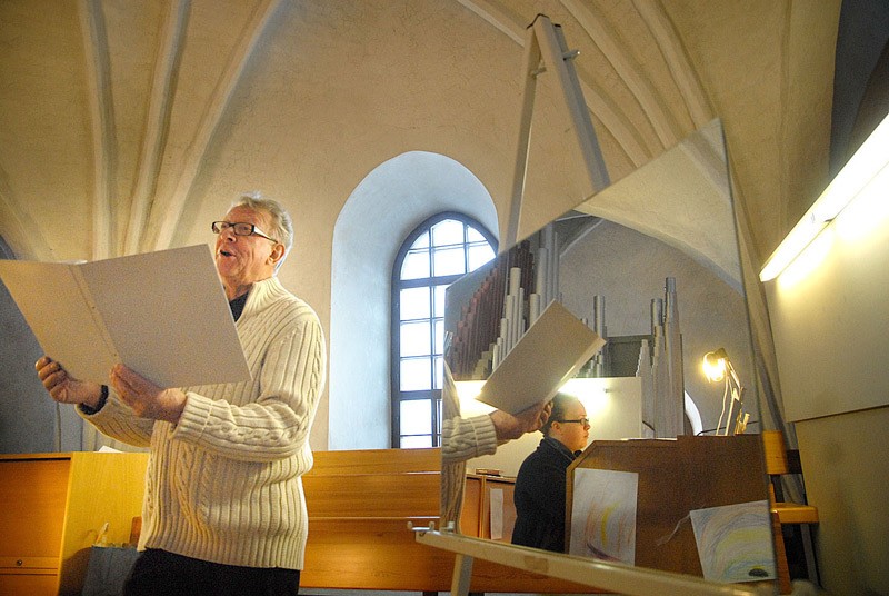 Ilkka Leikkonen ja Maria Rainio-Alaranta harjoittelivat Pyhän Laurin kirkon parvella maanantaina.