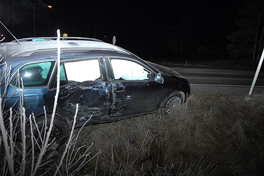 Uudehko henkilöauto suojasi kuljettajansa hyvin, vaikka murjouituikin hinauskuntoon.