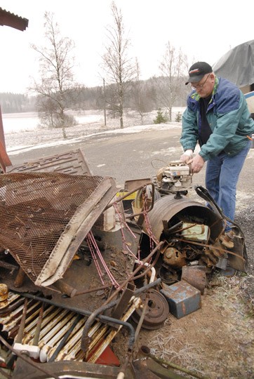 Timo Korpilahti nosti nurkalle kipatusta romukuormasta näytille ruohonleikkurin moottorin.