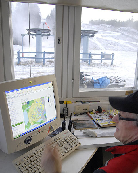 Jarkko Rannikko tutkaili sääennusteita lumenteon lomassa.