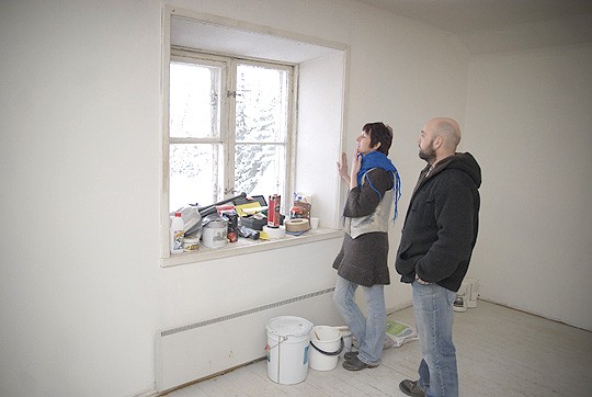 Minea ja Peter Sadwinski tähyilevät talvista Teijon maisemaa.