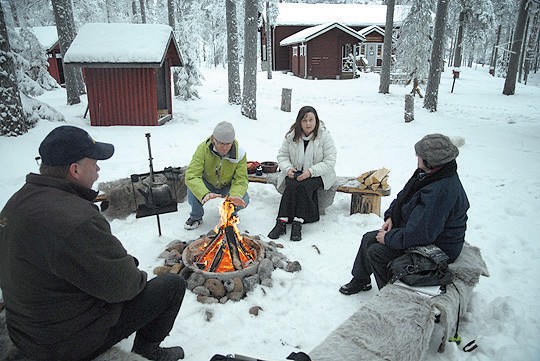 Teijon alueen valtteja pohdittiin viime viikolla talvisissa maisemissa luontotalolla; kahveilla Teuvo Räsänen, Tapani Kakko, Anne Muuri ja RItva Blomqvist.