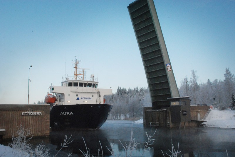 Aura selvittää Strömman kanavan mallikkaasti.